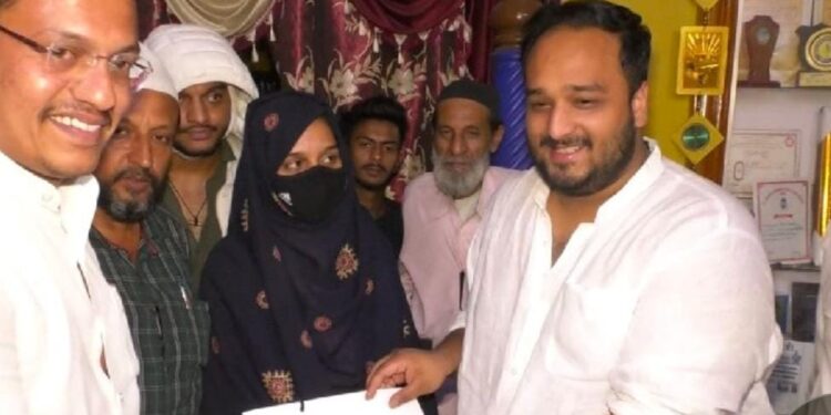 ‘ಅಲ್ಲಾ ಹೂ ಅಕ್ಬರ್’ ಎಂದು ಘೋಷಣೆ ಕೂಗಿದ್ದ ಯುವತಿಗೆ ಕಾಂಗ್ರೆಸ್ ಶಾಸಕನಿಂದ ಐಫೋನ್, ಸ್ಮಾರ್ಟ್ ವಾಚ್ ಗಿಫ್ಟ್..!!