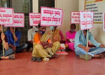 ಪಡುವನ್ನೂರು: ಅನಾದಿಕಾಲದಿಂದ ಓಡಾಡುತ್ತಿರುವ ರಸ್ತೆಯಲ್ಲಿ ಹೊಂಡ ತೋಡಿ ರಸ್ತೆ ಬಂದ್, ಕುಡಿಯುವ ನೀರಿಗೂ ತೊಂದರೆ ಆರೋಪ: ನೊಂದ ಕುಟುಂಬಗಳಿಂದ ತಾಲೂಕು ಆಡಳಿತ ಸೌಧದ ಮುಂದೆ ಧರಣಿ..!!