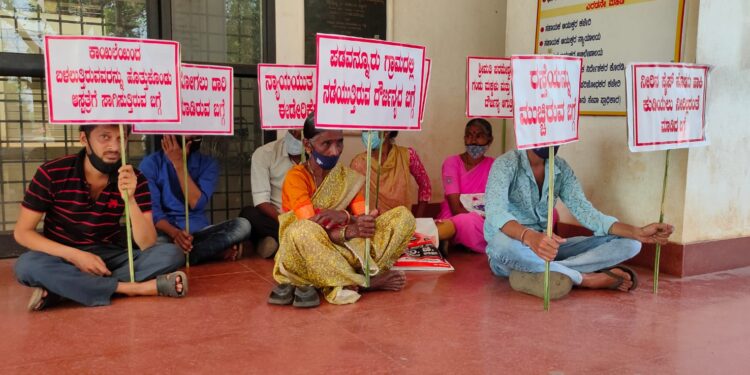 ಪಡುವನ್ನೂರು: ಅನಾದಿಕಾಲದಿಂದ ಓಡಾಡುತ್ತಿರುವ ರಸ್ತೆಯಲ್ಲಿ ಹೊಂಡ ತೋಡಿ ರಸ್ತೆ ಬಂದ್, ಕುಡಿಯುವ ನೀರಿಗೂ ತೊಂದರೆ ಆರೋಪ: ನೊಂದ ಕುಟುಂಬಗಳಿಂದ ತಾಲೂಕು ಆಡಳಿತ ಸೌಧದ ಮುಂದೆ ಧರಣಿ..!!