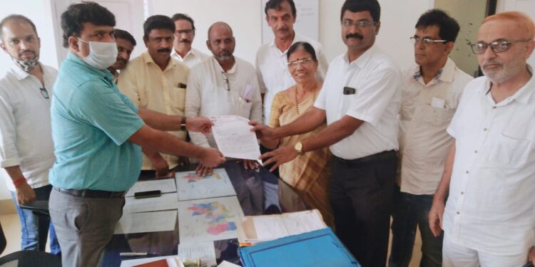 ಪುತ್ತೂರು: ಈಶ್ವರಪ್ಪ ರವರನ್ನು ಸಚಿವ ಸ್ಥಾನದಿಂದ ವಜಾಗೊಳಿಸಿ, ಸೂಕ್ತ ಕ್ರಮ ಕೈಗೊಳ್ಳುವಂತೆ ಬ್ಲಾಕ್ ಕಾಂಗ್ರೆಸ್ ವತಿಯಿಂದ ತಹಶೀಲ್ದಾರ್ ಮೂಲಕ ರಾಜ್ಯಪಾಲರಿಗೆ ಮನವಿ