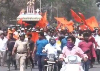 ಶಿವಮೊಗ್ಗ ಉದ್ವಿಗ್ನ: ಹರ್ಷ ಶವಯಾತ್ರೆ ವೇಳೆ ಹಿಂಸಾಚಾರ; ವಾಹನಗಳಿಗೆ ಬೆಂಕಿ..!!