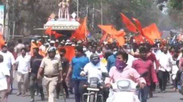 ಶಿವಮೊಗ್ಗ ಉದ್ವಿಗ್ನ: ಹರ್ಷ ಶವಯಾತ್ರೆ ವೇಳೆ ಹಿಂಸಾಚಾರ; ವಾಹನಗಳಿಗೆ ಬೆಂಕಿ..!!