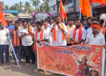 ವಿಟ್ಲ: ಶಿವಮೊಗ್ಗದಲ್ಲಿ ನಡೆದ ಹಿಂದೂ ಕಾರ್ಯಕರ್ತ ಹರ್ಷ ರವರ ಹತ್ಯೆ ಖಂಡಿಸಿ ವಿ.ಹಿಂ.ಪ. ಬಜರಂಗದಳದಿಂದ ಪ್ರತಿಭಟನೆ: ಸಂಘ ಪರಿವಾರದ ಯುವಕರು ಜಾಗೃತರಾಗಿದ್ದಾರೆ, ನಮ್ಮ ತಾಳ್ಮೆಗೂ ಮಿತಿ ಇದೆ..!!- ಮುರಳೀಕೃಷ್ಣ ಹಸಂತಡ್ಕ