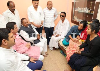 ಶಿವಮೊಗ್ಗ: ಬಜರಂಗದಳ ಕಾರ್ಯಕರ್ತ ಹರ್ಷ ನಿವಾಸಕ್ಕೆ ಬಿಜೆಪಿ ನಾಯಕರ ಭೇಟಿ: 10 ಲಕ್ಷ ರೂ. ಚೆಕ್ ಕುಟುಂಬಸ್ಥರಿಗೆ ಹಸ್ತಾಂತರ