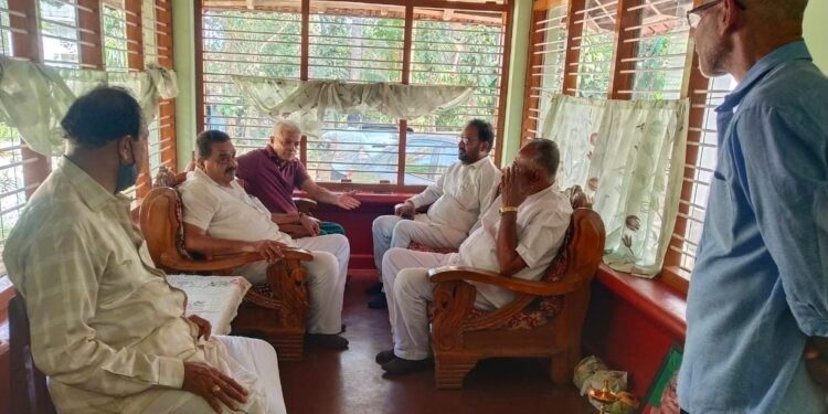 ವಿಟ್ಲ: ಸಿಟಿ ಲಯನ್ಸ್ ಕ್ಲಬ್ ನ ಸದಸ್ಯರಾದ ದಿನಕರ್ ಆಳ್ವ ರವರ ಮನೆಗೆ ಭೇಟಿ ನೀಡಿದ ಮಾಜಿ ಸಚಿವ ರಮಾನಾಥ ರೈ