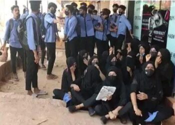 ಉಳ್ಳಾಲ: ಖಾಸಗಿ ಕಾಲೇಜಿನಲ್ಲಿ ಹಿಜಾಬ್ ವಿವಾದ: ವಿದ್ಯಾರ್ಥಿಗಳಿಂದ ಪ್ರತಿಭಟನೆ: ಕಾಲೇಜಿಗೆ ರಜೆ ಘೋಷಣೆ..!!