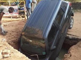 ಮಂಗಳೂರು: ಸ್ಮಾರ್ಟ್ ಸಿಟಿಗಾಗಿ ಅಗೆದಿದ್ದ ಹೊಂಡಕ್ಕೆ ಬಿದ್ದ ಕಾರು..!!