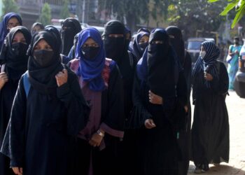 ವಿಟ್ಲಕ್ಕೂ ಕಾಲಿಟ್ಟ ಹಿಜಾಬ್ ವಿವಾದ: ಹಿಜಾಬ್ ಧರಿಸಿ ತರಗತಿಗೆ ತೆರಳಲು ನಿರಾಕರಿಸಿದ ಪ್ರಾಂಶುಪಾಲರು: ತರಗತಿಗೆ ಹಾಜರಾಗದೇ ಮನೆಗೆ ತೆರಳಿದ 11 ವಿದ್ಯಾರ್ಥಿನಿಯರು..!!