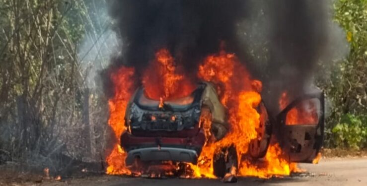 ವಿಟ್ಲ: ಚಲಿಸುತ್ತಿದ್ದ ಕಾರಿನಲ್ಲಿ ಆಕಸ್ಮಿಕವಾಗಿ ಬೆಂಕಿ: ಮಾರ್ಗ ಮಧ್ಯೆಯೇ ಹೊತ್ತಿ ಉರಿದ ಕಾರು.!!