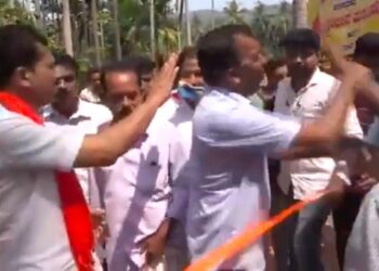 ವಿಟ್ಲ: ಸೇತುವೆ ಉದ್ಘಾಟನೆಗೆ ಬಂದಿದ್ದ ಶಾಸಕರ ಮುಂದೆಯೇ ಸ್ವ ಪಕ್ಷದ ಎರಡು ಬಣಗಳ ನಡುವೆ ಮಾತಿನ ಚಕಮಕಿ: ಸಾಮಾಜಿಕ ಜಾಲತಾಣಗಳಲ್ಲಿ ವಿಡಿಯೋ ವೈರಲ್