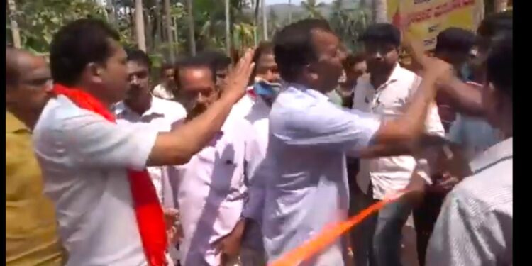 ವಿಟ್ಲ: ಸೇತುವೆ ಉದ್ಘಾಟನೆಗೆ ಬಂದಿದ್ದ ಶಾಸಕರ ಮುಂದೆಯೇ ಸ್ವ ಪಕ್ಷದ ಎರಡು ಬಣಗಳ ನಡುವೆ ಮಾತಿನ ಚಕಮಕಿ: ಸಾಮಾಜಿಕ ಜಾಲತಾಣಗಳಲ್ಲಿ ವಿಡಿಯೋ ವೈರಲ್