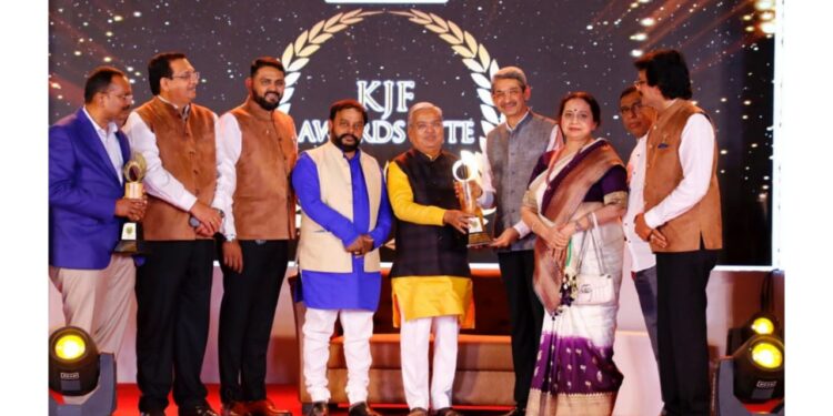 ಜಿ.ಎಲ್. ಆಚಾರ್ಯ ಜ್ಯುವೆಲ್ಲರ್ಸ್ ಗೆ ಚೊಚ್ಚಲ ‘ಬೆಸ್ಟ್ ಜ್ಯುವೆಲ್ಲರಿ ರಿಟೈಲ್ ಸ್ಟೋರ್’ ಪ್ರಶಸ್ತಿ: ಕರ್ನಾಟಕ ಸ್ಟೇಟ್ ಜ್ಯುವೆಲ್ಲರ್ಸ್ ಫೆಡರೇಶನ್ ಕೊಡಮಾಡುವ ಗೌರವಕ್ಕೆ ಪಾತ್ರವಾದ “ಜಿ.ಎಲ್. ಆಚಾರ್ಯ ಜ್ಯುವೆಲ್ಲರ್ಸ್”