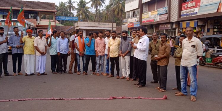 ನಾಲ್ಕು ರಾಜ್ಯಗಳ ವಿಧಾನಸಭಾ ಚುನಾವಣೆಯಲ್ಲಿ ಬಿಜೆಪಿ ಅಭೂತಪೂರ್ವ ಜಯಗಳಿಸಿದ ಹಿನ್ನೆಲೆ: ವಿಟ್ಲ ನಗರ ಬಿಜೆಪಿ ವತಿಯಿಂದ ಪಟಾಕಿ ಸಿಡಿಸಿ ವಿಜಯೋತ್ಸವ