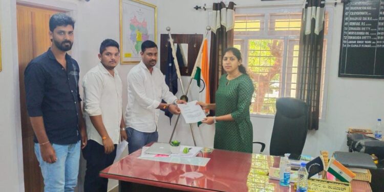 ಪುತ್ತೂರು: ಬಿಜೆಪಿ ಯುವ ಮೋರ್ಚಾ ಕಾರ್ಯದರ್ಶಿ ಚಂದ್ರಹಾಸ ರಿಗೆ ಜೀವಬೆದರಿಕೆ ಪ್ರಕರಣ: ಆರೋಪಿಗಳ ಶೀಘ್ರ ಬಂಧನಕ್ಕೆ ಒತ್ತಾಯಿಸಿ ಬಿಜೆಪಿ ಯುವ ಮೋರ್ಚಾದಿಂದ ಡಿವೈಎಸ್ಪಿ ಗೆ ಮನವಿ