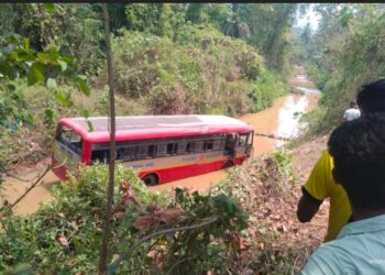 ಸಂಪಾಜೆ: ಹೆದ್ದಾರಿಯಲ್ಲಿ  ಹೊಳೆಗೆ ಉರುಳಿದ ಬಸ್ – ಹಲವರಿಗೆ ಗಾಯ: ಆಸ್ಪತ್ರೆಗೆ ದಾಖಲು..!!