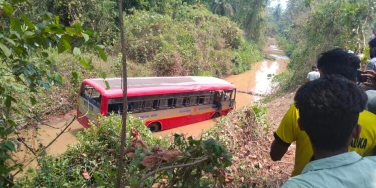 ಸಂಪಾಜೆ: ಹೆದ್ದಾರಿಯಲ್ಲಿ  ಹೊಳೆಗೆ ಉರುಳಿದ ಬಸ್ – ಹಲವರಿಗೆ ಗಾಯ: ಆಸ್ಪತ್ರೆಗೆ ದಾಖಲು..!!