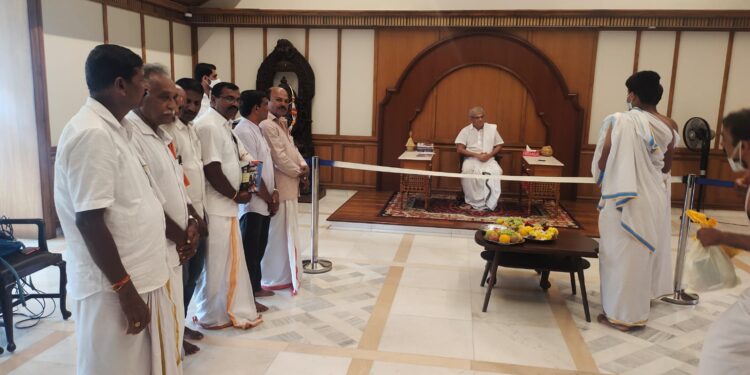 ಉಪ್ಪಿನಂಗಡಿ: ‘ವಿಜಯ-ವಿಕ್ರಮ’ ಜೋಡುಕರೆ ಕಂಬಳದ ಆಮಂತ್ರಣ ಪತ್ರಿಕೆ ಧರ್ಮಸ್ಥಳದ ಧರ್ಮಾಧಿಕಾರಿ ವೀರೇಂದ್ರ ಹೆಗ್ಗಡೆಯವರಿಗೆ ನೀಡಿ ಕಂಬಳಕ್ಕೆ ಆಹ್ವಾನ