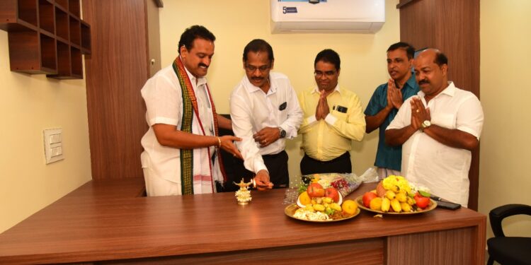 ಪುತ್ತೂರು: ‘ಶ್ರೀ ಎಂಟರ್ಪ್ರೈಸಸ್’ ಸ್ಥಳಾಂತರಗೊಂಡು ಏಳ್ಮುಡಿಯ ಪ್ರಾವಿಡೆನ್ಸ್ ಪ್ಲಾಜಾದಲ್ಲಿ ಶುಭಾರಂಭ