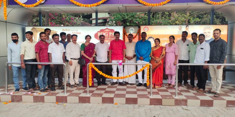 ಪುತ್ತೂರು: ಕೃಷ್ಣನಗರದಲ್ಲಿ ವೃತ್ತ, ಪಡೀಲ್,ಕೇಪುಳುವಿನಲ್ಲಿ ಪ್ರಯಾಣಿಕರ ತಂಗುದಾಣ ಉದ್ಘಾಟನೆ: ಜನರ ಸುಂದರ ಸ್ವಚ್ಛ  ನಗರಸಭೆಯ ಕಲ್ಪನೆಯನ್ನು ಅಕ್ಷರಶ: ಈಡೇರಿಸಿದ್ದೇವೆ- ಸಂಜೀವ ಮಠಂದೂರು