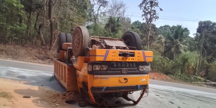 ನೆಲ್ಯಾಡಿ: ಚಾಲಕನ ನಿಯಂತ್ರಣ ತಪ್ಪಿ ಟಿಪ್ಪರ್ ಪಲ್ಟಿ: ಇಬ್ಬರಿಗೆ ಗಾಯ, ಮಂಗಳೂರು ಆಸ್ಪತ್ರೆಗೆ ಶಿಫ್ಟ್..!!