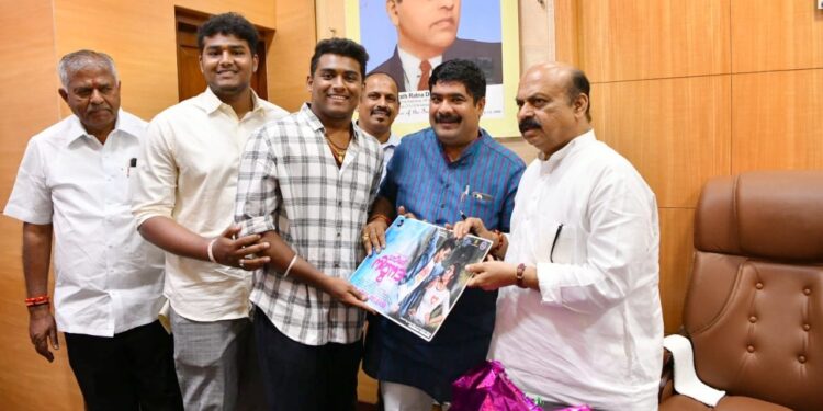 ತುಳು ಆಲ್ಬಮ್ ಸಾಂಗ್ “ಡಾರ್ಲಿಂಗ್ ನಿಕ್ಕಾದೆ” ಬಿಡುಗಡೆ ದಿನಾಂಕದ ಪೋಸ್ಟರ್ ಬಿಡುಗಡೆಗೊಳಿಸಿದ ಮುಖ್ಯಮಂತ್ರಿ ಬಸವರಾಜ್ ಬೊಮ್ಮಾಯಿ