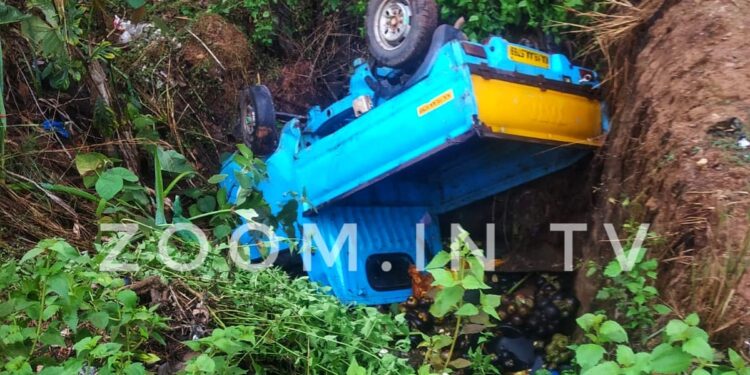 ಪಡೀಲ್: ಚಾಲಕನ ನಿಯಂತ್ರಣ ತಪ್ಪಿ ಮಿನಿ ಟೆಂಪೋ ಪಲ್ಟಿ..!!