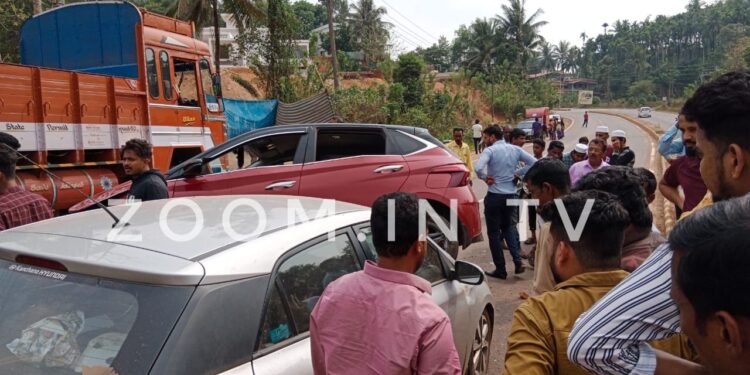 ಕೆಮ್ಮಾಯಿ: ಡಿವೈಡರ್ ಹಾರಿ ಮುಂದಿನಿಂದ ಬರುತ್ತಿದ್ದ ಮತ್ತೊಂದು ಕಾರಿಗೆ ಡಿಕ್ಕಿ: ನಾಲ್ವರು ಆಸ್ಪತ್ರೆಗೆ ದಾಖಲು..!!