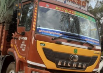 ಗಡಿಯಾರ: ಶಾಲೆ ಬಿಟ್ಟು ಮನೆಗೆ ದ್ವಿಚಕ್ರ ವಾಹನದಲ್ಲಿ ತೆರಳುತ್ತಿದ್ದ ತಂದೆ-ಮಗನಿಗೆ ವಾಹನ ಡಿಕ್ಕಿ: ಬಾಲಕ ಗಂಭೀರ.!!