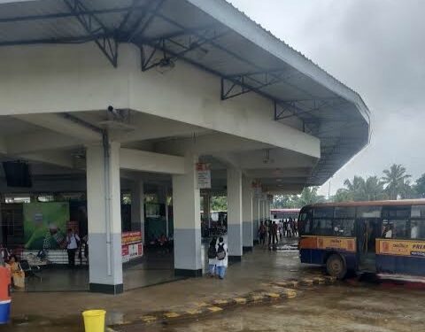 ಪುತ್ತೂರು: ಬಸ್ ನಿಲ್ದಾಣದಲ್ಲಿ ಅನ್ಯಕೋಮಿನ ವಿದ್ಯಾರ್ಥಿ, ವಿದ್ಯಾರ್ಥಿನಿಯರು: ಸಂಘಟನೆಯೊಂದರ ಕಾರ್ಯಕರ್ತರಿಂದ ಎಚ್ಚರಿಕೆ..!!