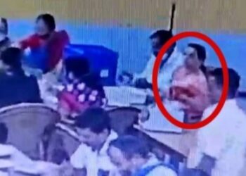 ಮಂಗಳೂರು: ಕದ್ರಿ ದೇವಳದ ಹುಂಡಿ ಹಣಕ್ಕೆ ಕನ್ನ: ಮಹಿಳಾ ಟ್ರಸ್ಟಿಯ ಕೈಚಳಕ ಸಿಸಿ ಕ್ಯಾಮರಾದಲ್ಲಿ ಸೆರೆ..!!