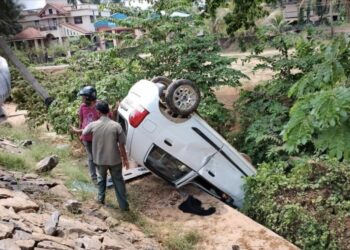 ಬಂಟ್ವಾಳ: ಹತ್ತು ಅಡಿ ಆಳದ ಕಂದಕಕ್ಕೆ ಬಿದ್ದ ಕಾರು: ಬಾಲಕನಿಗೆ ಗಾಯ..!!