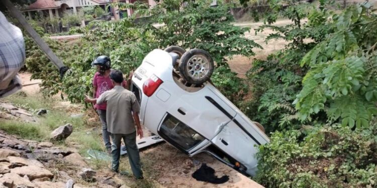 ಬಂಟ್ವಾಳ: ಹತ್ತು ಅಡಿ ಆಳದ ಕಂದಕಕ್ಕೆ ಬಿದ್ದ ಕಾರು: ಬಾಲಕನಿಗೆ ಗಾಯ..!!