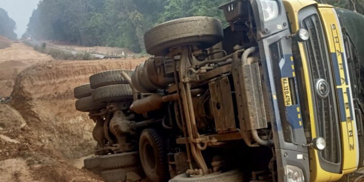 ಪೆರಿಯಶಾಂತಿ: ನಿಯಂತ್ರಣ ತಪ್ಪಿ ಟಿಪ್ಪರ್ ಪಲ್ಟಿ..!!