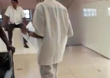 ಮಂಗಳೂರು: ವೆನ್ಲಾಕ್ ಆಸ್ಪತ್ರೆಯಲ್ಲೊಬ್ಬ ಕುಡುಕ ಸಿಬ್ಬಂದಿ: ಸಾಮಾಜಿಕ ಜಾಲತಾಣದಲ್ಲಿ ವಿಡಿಯೋ ವೈರಲ್..!!