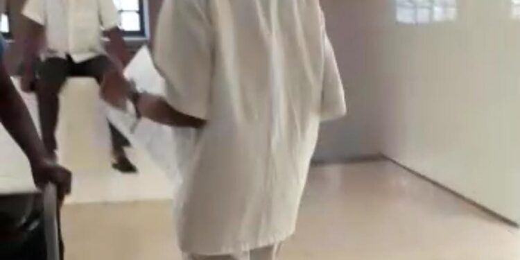 ಮಂಗಳೂರು: ವೆನ್ಲಾಕ್ ಆಸ್ಪತ್ರೆಯಲ್ಲೊಬ್ಬ ಕುಡುಕ ಸಿಬ್ಬಂದಿ: ಸಾಮಾಜಿಕ ಜಾಲತಾಣದಲ್ಲಿ ವಿಡಿಯೋ ವೈರಲ್..!!