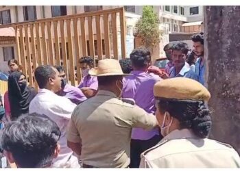 ಮಂಗಳೂರಿನಲ್ಲಿ ಮುಗಿಯದ ಹಿಜಾಬ್ ಸಂಘರ್ಷ: ಕಾರ್‌ಸ್ಟ್ರೀಟ್‌ ಕಾಲೇಜಿನಲ್ಲಿ ವಿದ್ಯಾರ್ಥಿಗಳ ಮಾತಿನ ಚಕಮಕಿ..!!