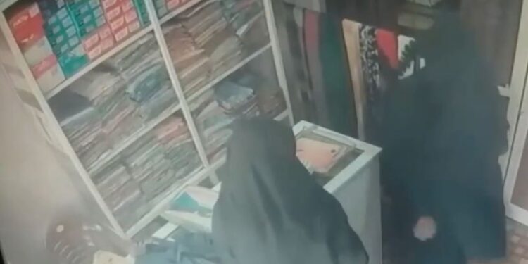 ತೊಕ್ಕೊಟ್ಟು: ಬಟ್ಟೆ ಮಳಿಗೆಯಲ್ಲಿ ಕಳ್ಳಿಯರ ಕರಾಮತ್ತು: ಬುರ್ಖಾದೊಳಗೆ ಬಟ್ಟೆ ಇಟ್ಟು ಎಸ್ಕೇಪ್..!!