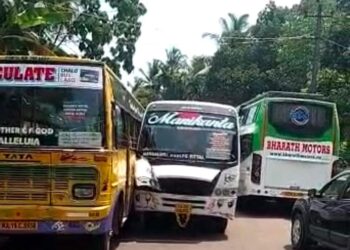 ವಿಟ್ಲ: ಓವರ್ ಟೇಕ್ ಮಾಡುವ ಭರದಲ್ಲಿ ಖಾಸಗಿ ಬಸ್ ಗಳ ನಡುವೆ ಡಿಕ್ಕಿ..!!