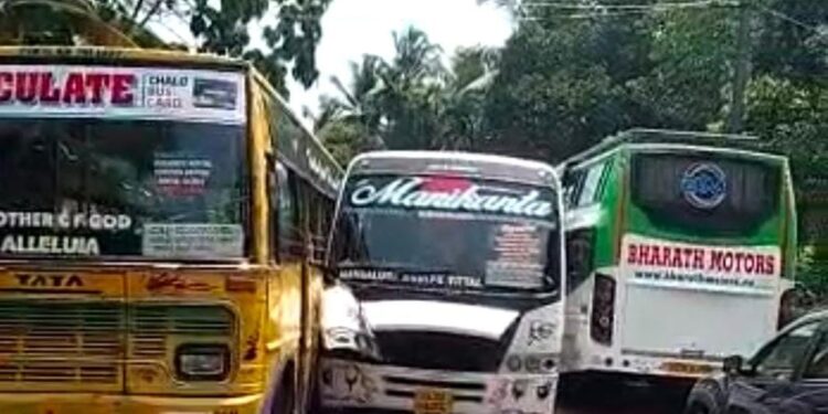 ವಿಟ್ಲ: ಓವರ್ ಟೇಕ್ ಮಾಡುವ ಭರದಲ್ಲಿ ಖಾಸಗಿ ಬಸ್ ಗಳ ನಡುವೆ ಡಿಕ್ಕಿ..!!