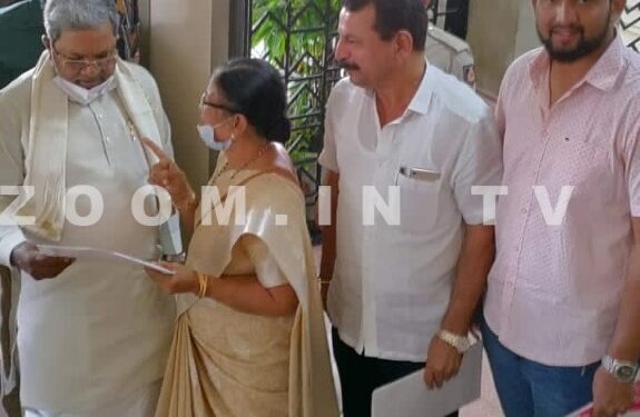 ಪುತ್ತೂರು: ‘ಕೋಟಿ-ಚೆನ್ನಯ’ ಜೋಡುಕರೆ ಕಂಬಳಕ್ಕೆ ಮುಖ್ಯ ಅತಿಥಿಗಳಾಗಿ ಆಗಮಿಸುವ ಮಾಜಿ ಮುಖ್ಯಮಂತ್ರಿ ‘ಸಿದ್ದರಾಮಯ್ಯ’ ರವರಿಗೆ ಆಮಂತ್ರಣ ಪತ್ರಿಕೆ ನೀಡಿ ಕಂಬಳಕ್ಕೆ ಆಹ್ವಾನ