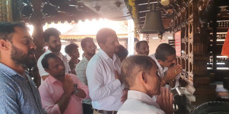 ಪುತ್ತೂರು: ಹಿಂ.ಜಾ.ವೇ. ಆಯೋಜಿಸಿರುವ ಡಿವೈಎಸ್ಪಿ ಕಚೇರಿಗೆ ಮುತ್ತಿಗೆ ಪ್ರತಿಭಟನೆಯ ಯಶಸ್ವಿಗಾಗಿ ಶ್ರೀ ಮಹಾಲಿಂಗೇಶ್ವರ ದೇವರಲ್ಲಿ ಪ್ರಾರ್ಥನೆ