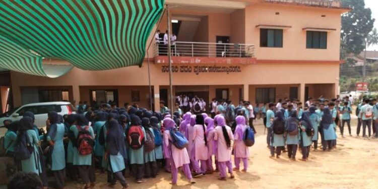 ಉಪ್ಪಿನಂಗಡಿ: ಹೈಕೋರ್ಟ್ ತೀರ್ಪಿನ ಮಧ್ಯೆಯೂ ಹಿಜಾಬ್ ಧರಿಸಿ ಕಾಲೇಜಿಗೆ ಬಂದ ವಿದ್ಯಾರ್ಥಿನಿಯರು: ಕಾಲೇಜು ಪ್ರವೇಶಕ್ಕೆ ನಿರಾಕರಿಸಿದ ಆಡಳಿತ ಮಂಡಳಿ..!!