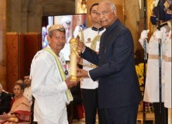 ಮುಟ್ಟಾಲೆ ಧರಿಸಿ ಪದ್ಮಶ್ರೀ ಗೌರವ ಸ್ವೀಕರಿಸಿದ ‘ಆಧುನಿಕ ಭಗೀರಥ’ ‘ಮಹಾಲಿಂಗ ನಾಯ್ಕ್‌’