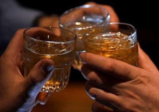 ಕಲ್ಲಗುಂಡಿ: ಯುವಕರಿಂದ ತಡರಾತ್ರಿ ಬಸ್ ನಿಲ್ದಾಣದಲ್ಲಿ ಮೋಜು-ಮಸ್ತಿ: ಐವರು ಯುವಕರನ್ನು ತರಾಟೆಗೆ ತೆಗೆದುಕೊಂಡ ಪೊಲೀಸರು..!!