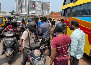 ಉಳ್ಳಾಲ: ನಿಂತಿದ್ದ ಬಸ್ಸಿನಡಿಗೆ ನುಗ್ಗಿದ ಬೈಕ್: ತಂದೆ ಮಗನಿಗೆ ಗಾಯ..!!