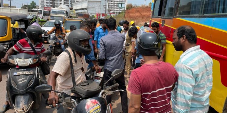 ಉಳ್ಳಾಲ: ನಿಂತಿದ್ದ ಬಸ್ಸಿನಡಿಗೆ ನುಗ್ಗಿದ ಬೈಕ್: ತಂದೆ ಮಗನಿಗೆ ಗಾಯ..!!