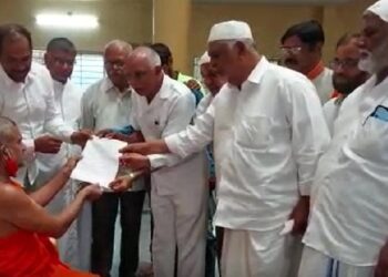 ವ್ಯಾಪಾರಕ್ಕೆ ಬಹಿಷ್ಕಾರ ಹಿನ್ನೆಲೆ: ಪೇಜಾವರ ಶ್ರೀಗಳನ್ನು ಭೇಟಿಯಾದ ಮುಸಲ್ಮಾನ ವರ್ತಕರು..!!