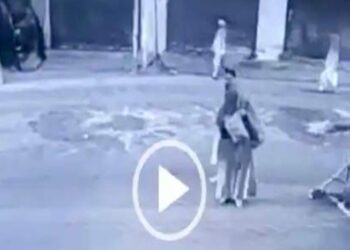 ಜಮ್ಮು-ಕಾಶ್ಮೀರ: ಸಿಆರ್‌ಪಿಎಫ್‌ ಬಂಕರ್‌ ಮೇಲೆ ಬಾಂಬ್‌ ಎಸೆದ ಬುರ್ಖಾ ಧರಿಸಿದ್ದ ಮಹಿಳೆ: ಸಿಸಿ ಟಿವಿಯಲ್ಲಿ ದೃಶ್ಯ ಸೆರೆ..!!