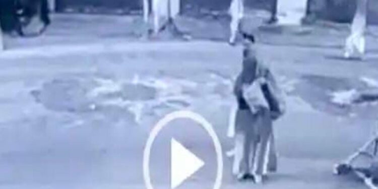 ಜಮ್ಮು-ಕಾಶ್ಮೀರ: ಸಿಆರ್ಪಿಎಫ್ ಬಂಕರ್ ಮೇಲೆ ಬಾಂಬ್ ಎಸೆದ ಬುರ್ಖಾ ಧರಿಸಿದ್ದ ಮಹಿಳೆ: ಸಿಸಿ ಟಿವಿಯಲ್ಲಿ ದೃಶ್ಯ ಸೆರೆ..!!