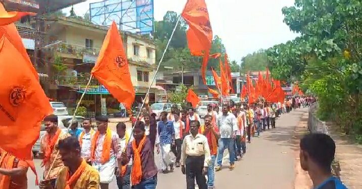 ಗೂನಡ್ಕ: ನ್ಯಾಯಾಲಯದ ಆದೇಶವಿದ್ದರೂ ಮೀಸಲು ಅರಣ್ಯದಲ್ಲಿರುವ ಮಸೀದಿ ತೆರವು ಮಾಡಿಲ್ಲ ಎಂದು ಆರೋಪಿಸಿ ಹಿಂ.ಜಾ. ವೇ. ಹಾಗೂ ಪರಿವಾರ ಸಂಘಟನೆಗಳಿಂದ ಪ್ರತಿಭಟನೆ:   ನ್ಯಾಯದ ಪರ ಕೆಲಸ ನಿರ್ವಹಿಸುವಂತೆ ಸಂಘಟನೆಯಿಂದ ಎಚ್ಚರಿಕೆ..!!